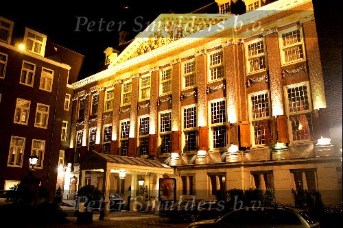 Amsterdam 1 november 2004
Mariska Hulscher en Irene v d Laar vertrekken uit Hotel de Grand samen met Sting.