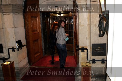 Amsterdam 1 november 2004
Mariska Hulscher en Irene v d Laar vertrekken uit Hotel de Grand samen met Sting.