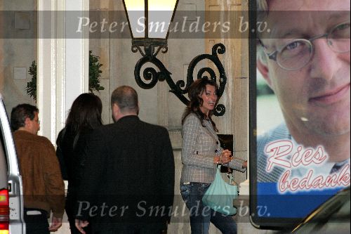 Amsterdam 1 november 2004
Mariska Hulscher en Irene v d Laar arriveren bij Hotel de Grand samen met Sting.