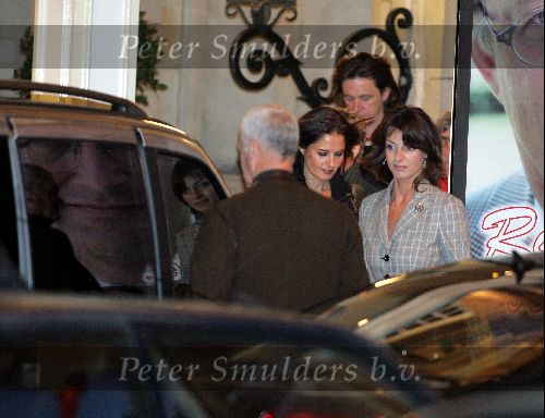 Amsterdam 1 november 2004
Mariska Hulscher en Irene v d Laar vertrekken uit Hotel de Grand samen met Sting.