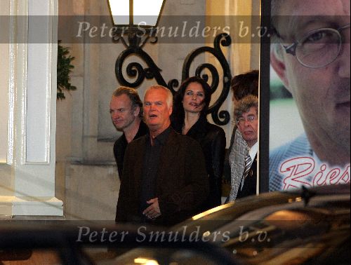 Amsterdam 1 november 2004
Mariska Hulscher en Irene v d Laar vertrekken uit Hotel de Grand samen met Sting.