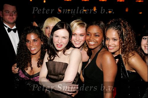 Amsterdam 8 november 2004
Premiere Bridget Jones  in tuschinski.
Renee Zellweger met finalisten Popstars