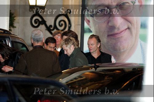 Amsterdam 1 november 2004
Mariska Hulscher en Irene v d Laar vertrekken uit Hotel de Grand samen met Sting.