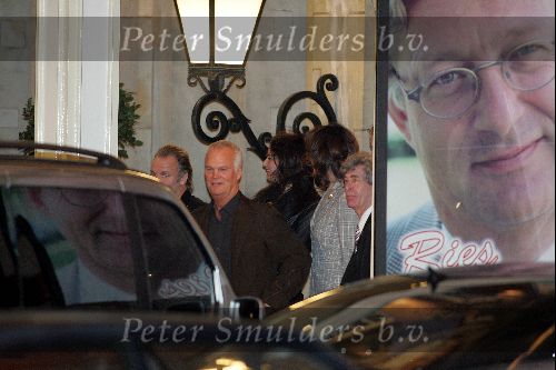 Amsterdam 1 november 2004
Mariska Hulscher en Irene v d Laar vertrekken uit Hotel de Grand samen met Sting.