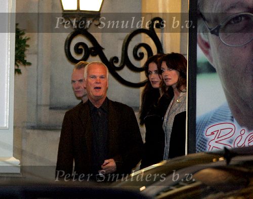 Amsterdam 1 november 2004
Mariska Hulscher en Irene v d Laar vertrekken uit Hotel de Grand samen met Sting.