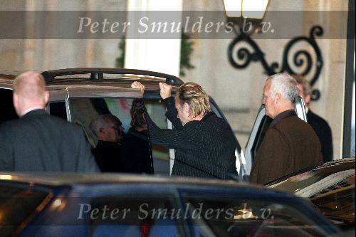 Amsterdam 1 november 2004
Mariska Hulscher en Irene v d Laar vertrekken uit Hotel de Grand samen met Sting.