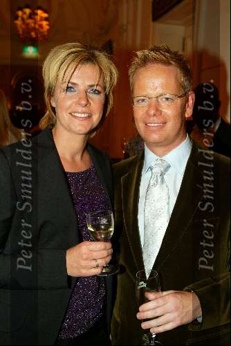 Amsterdam 6 oktober 2003
Beau Monde Awards 
John Lukken en Irene Moors met een glas champagne