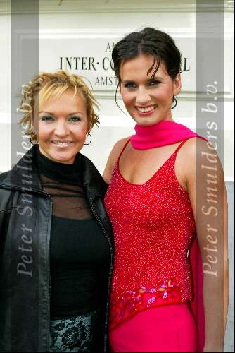 Amsterdam 6 oktober 2003
Beau Monde awards in het amstel hotel
Mariska v Kolck en Stella Gommans
