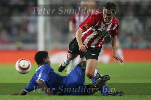 Eindhoven, 15 Oktober 2005
Kompetitiewedstrijd Seizoen 2005/2006 
PSV-AZ eindstand 3-0 
Ibrahim Affellay wordt hard onderuit gehaald
© Foto Bart Bel