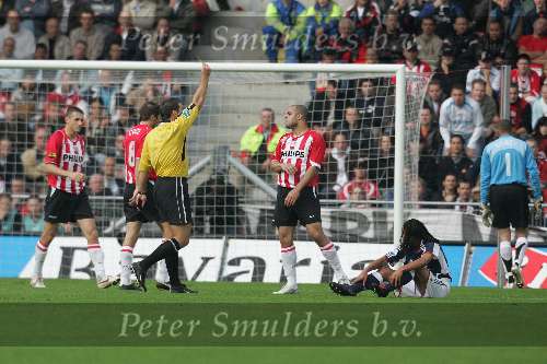 Eindhoven. 23 Oktober 2005 
Kompetitiewedstrijd Seizoen 2005/2006 
PSV-AJAX, eindstand 1-0 
Alex krijgt een gele kaart voor het neerhalen van Steven Pienaar
© Foto Bart Bel