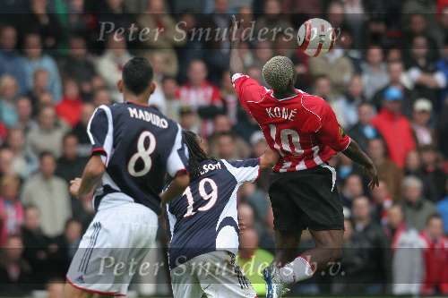 Eindhoven. 23 Oktober 2005
Kompetitiewedstrijd Seizoen 2005/2006 
PSV-AJAX, eindstand 1-0
Arouna Kone toont zijn kracht in het duel met Urby Emanuelson
