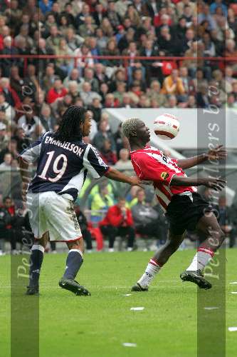 Eindhoven. 23 Oktober 2005 
Kompetitiewedstrijd Seizoen 2005/2006 
PSV-AJAX, eindstand 1-0 
Arouna Kone vangt de bal op zijn borst op