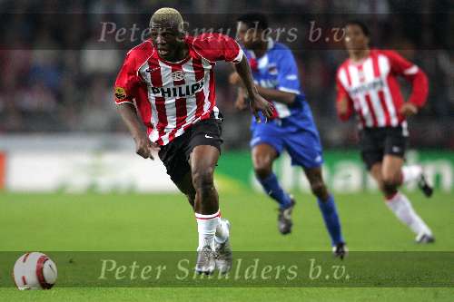 Eindhoven, 15 Oktober 2005 
Kompetiewedstrijd Seizoen 2005/2006 
PSV-AZ, eindstand 3-0 
Arouna Kone op snelheid