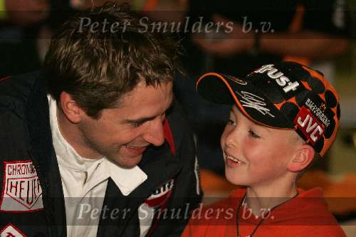 Someren, 22 Oktober 2005
Fanclub meeting van formule 1 coureur Christijan Albers
Christijan Albers neemt ruim tijd voor zijn fans, zelfs voor de jongste
© Foto Bart Bel