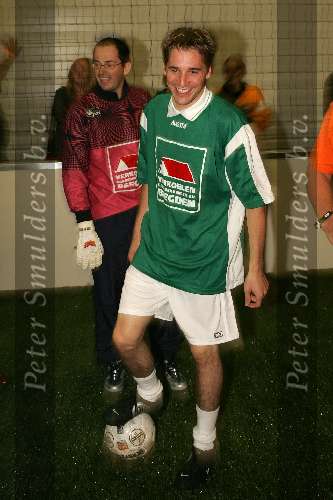 Someren, 22 Oktober 2005
Fanclub meeting van formule 1 coureur Christijan Albers
Christijan Albers speelt een potje voetbal tegen zijn Fans
© Foto Bart Bel