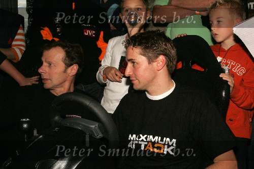 Someren, 22 Oktober 2005 
Fanclub meeting van formule 1 coureur Christijan Albers
Christijan Albers in actie op de racesimulator, bijgestaan door zijn fans
© Foto Bart Bel