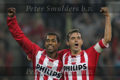 Eindhoven, 15 Oktober 2005
Kompetitiewedstrijd Seizoen 2005/2006 
PSV-AZ eindstand 3-0 
Phillip Cocu viert zijn 2de dolepunt samen met Robert
© Foto Bart Bel