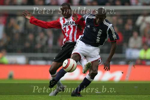 Eindhoven. 23 Oktober 2005
Kompetitiewedstrijd Seizoen 2005/2006 
PSV-AJAX, eindstand 1-0
Damarcus Beasley in stevig duel met Hatem Trabelsi
© Foto Bart Bel