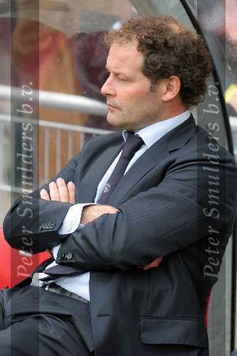 Eindhoven. 23 Oktober 2005 
Kompetitiewedstrijd Seizoen 2005/2006 
PSV-AJAX, eindstand 1-0 
Danny Blind zit droevig voor zich uit te kijken, na de nederlaag
© Foto Bart Bel