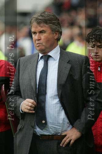 Eindhoven. 23 Oktober 2005 
Kompetitiewedstrijd Seizoen 2005/2006 
PSV-AJAX, eindstand 1-0 
Guus Hiddink vangt zijn spelers op na de wedstrijd
© Foto Bart Bel