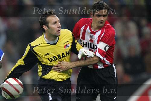 Eindhoven, 15 Oktober 2005 
Kompetiewedstrijd Seizoen 2005/2006 
PSV-AZ, eindstand 3-0 
Henk Timmer wil het spel snel hervatten, alleen Phillip Cocu verhindert dat
© Foto Bart Bel