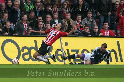Eindhoven. 23 Oktober 2005
Kompetitiewedstrijd Seizoen 2005/2006 
PSV-AJAX, eindstand 1-0
Ibrahim Afellay wordt van achteren neergehaald door Wesley Sneijder
© Foto Bart Bel