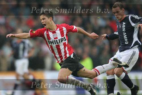 Eindhoven. 23 Oktober 2005
Kompetitiewedstrijd Seizoen 2005/2006 
PSV-AJAX, eindstand 1-0
Ibrahim Afellay wordt heel erg hard onderuit gehaald door Wesley Sneijder
© Foto Bart Bel
