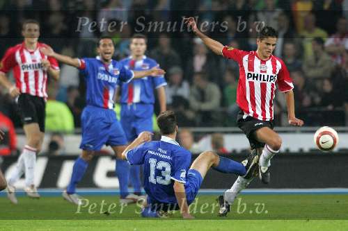 Eindhoven, 15 Oktober 2005 
Kompetiewedstrijd Seizoen 2005/2006 
PSV-AZ, eindstand 3-0 
Ibrahim Afellay wordt onderuit gehaald door Ron vlaar
© Foto Bart Bel
