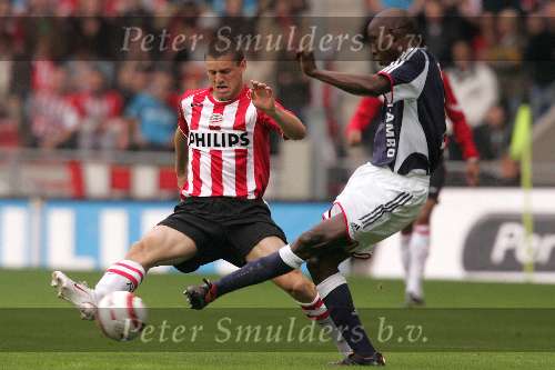 Eindhoven. 23 Oktober 2005 
Kompetitiewedstrijd Seizoen 2005/2006 
PSV-AJAX, eindstand 1-0 
Jason Culina in duel om de bal met Hatem Trabelsi
© Foto Bart Bel