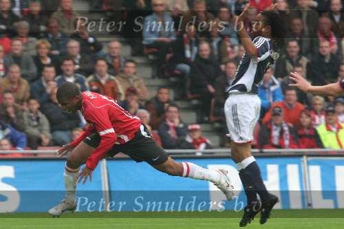 Eindhoven. 23 Oktober 2005
Kompetitiewedstrijd Seizoen 2005/2006 
PSV-AJAX, eindstand 1-0
Jefferson Farfan wordt neergehaald door Urby Emanuelson waardoor hij een strafschop krijgt
© Foto Bart Bel