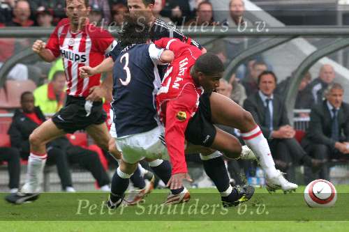 Eindhoven. 23 Oktober 2005
Kompetitiewedstrijd Seizoen 2005/2006 
PSV-AJAX, eindstand 1-0
Jefferson Farfan wordt geblokkeerd door Zdenek Grygera
© Foto Bart Bel