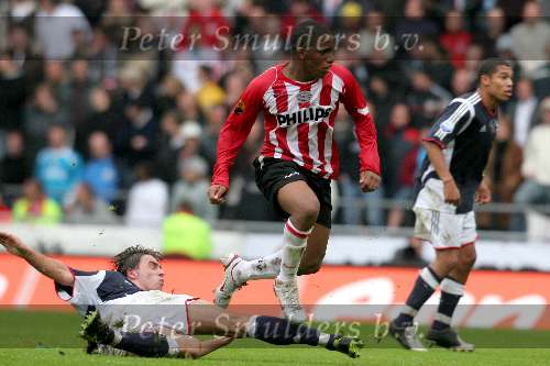 Eindhoven. 23 Oktober 2005
Kompetitiewedstrijd Seizoen 2005/2006 
PSV-AJAX, eindstand 1-0
Jefferson Farfan ontwijkt een tackle 
© Foto Bart Bel