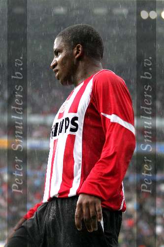 Eindhoven. 23 Oktober 2005 
Kompetitiewedstrijd Seizoen 2005/2006 
PSV-AJAX, eindstand 1-0 
Jefferson Farfan moest behoorlijk afzien in de regen 
© Foto Bart Bel