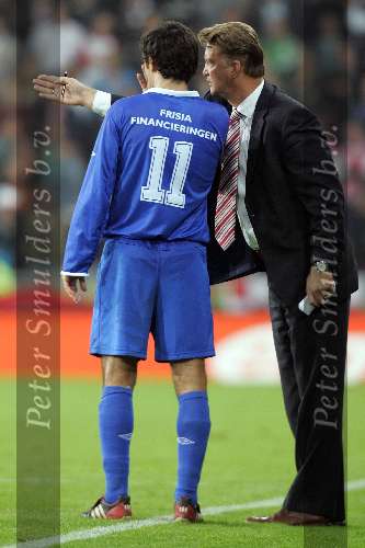 Eindhoven, 15 Oktober 2005 
Kompetiewedstrijd Seizoen 2005/2006 
PSV-AZ, eindstand 3-0 
Louis van Gaal zegt Shota Arveladze wat hij moet doen
© Foto Bart Bel
