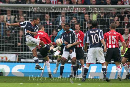 Eindhoven. 23 Oktober 2005
Kompetitiewedstrijd Seizoen 2005/2006 
PSV-AJAX, eindstand 1-0
Nigel de Jong schiet rechtstreeks op doel na een voorzet
© Foto Bart Bel