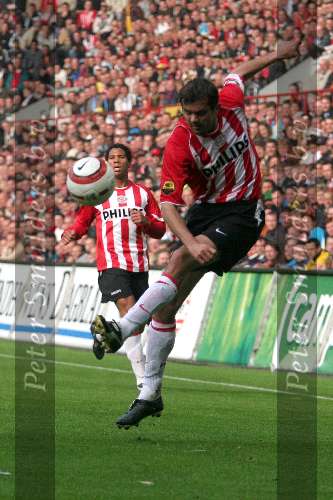 Eindhoven. 23 Oktober 2005 
Kompetitiewedstrijd Seizoen 2005/2006 
PSV-AJAX, eindstand 1-0 
Phillip Cocu probeert een schot te blokken van Hedwiges Maduro
© Foto Bart Bel