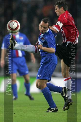 Eindhoven, 15 Oktober 2005 
Kompetiewedstrijd Seizoen 2005/2006 
PSV-AZ, eindstand 3-0 
Phillip Cocu gaat voluit voor de bal
© Foto Bart Bel