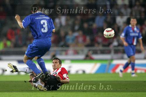 Eindhoven, 15 Oktober 2005 
Kompetiewedstrijd Seizoen 2005/2006 
PSV-AZ, eindstand 3-0 
Tim de Cler ontwijkt een tackle van Phillip Cocu
© Foto Bart Bel
