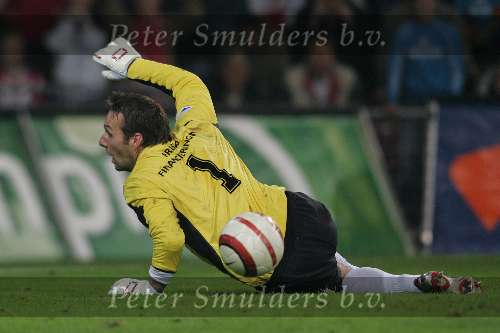 Eindhoven, 15 Oktober 2005
Kompetitiewedstrijd Seizoen 2005/2006 
PSV-AZ eindstand 3-0 
Het 3de doelpunt van Jan Vennegoor verdwijnt achter de rug van Henk Timmer het doel in
© Foto Bart Bel