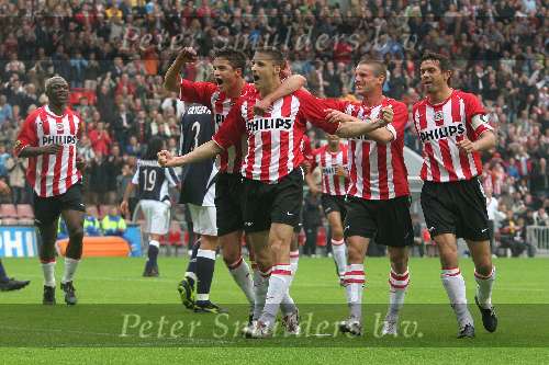 Eindhoven. 23 Oktober 2005
Kompetitiewedstrijd Seizoen 2005/2006 
PSV-AJAX, eindstand 1-0
Timmy simons viert feest met zijn teamgenoten na het benutten van de strafschop
© Foto Bart Bel