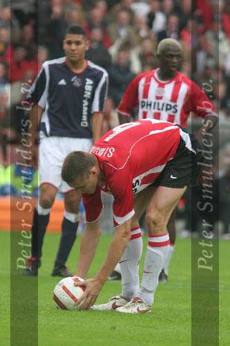 Eindhoven. 23 Oktober 2005
Kompetitiewedstrijd Seizoen 2005/2006 
PSV-AJAX, eindstand 1-0
Timmy Simons legt de bal op de stip voor de strafschop
© Foto Bart Bel