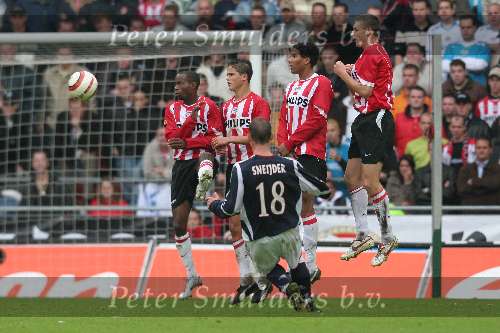 Eindhoven. 23 Oktober 2005
Kompetitiewedstrijd Seizoen 2005/2006 
PSV-AJAX, eindstand 1-0
Wesley Sneijder schiet de vrijtrap net naast de muur van PSV
© Foto Bart Bel