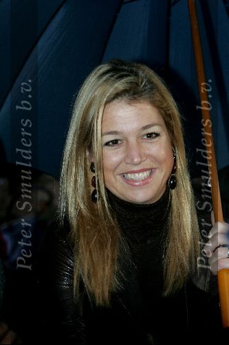 Amsterdam 18 oktober 2004
Prinses Maxima bij Continental Sports in Amsterdam. Maxima onder paraplu
Peter Smulders bv