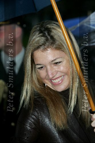 Amsterdam 18 oktober 2004
Prinses Maxima bij Continental Sports in Amsterdam. Maxima onder paraplu