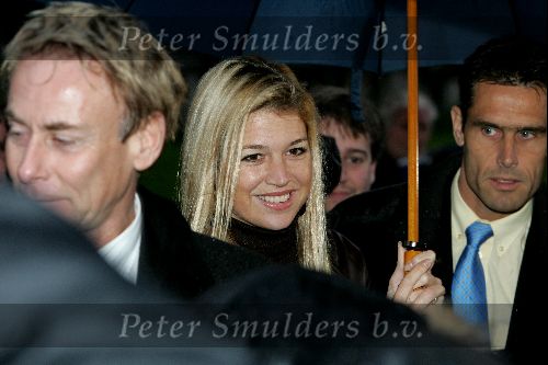 Amsterdam 18 oktober 2004
Prinses Maxima bij Continental Sports in Amsterdam. Maxima onder paraplu