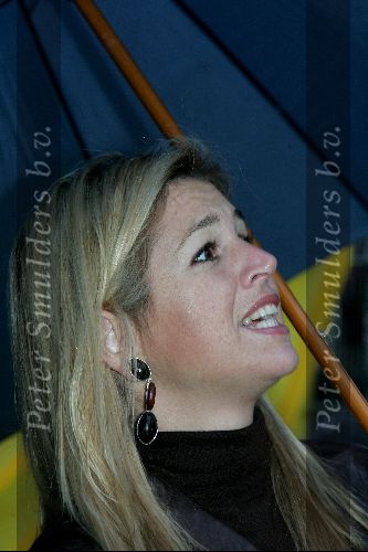 Amsterdam 18 oktober 2004
Prinses Maxima bij Continental Sports in Amsterdam. Maxima onder paraplu