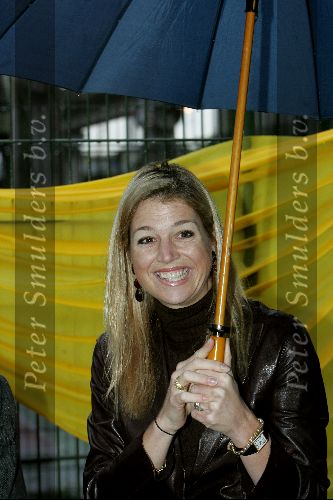 Amsterdam 18 oktober 2004
Prinses Maxima bij Continental Sports in Amsterdam. Maxima onder paraplu