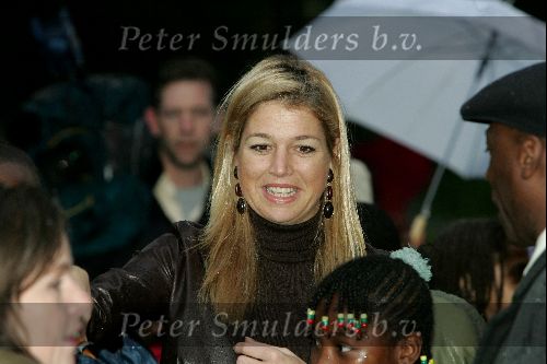 Amsterdam 18 oktober 2004
Prinses Maxima bij Continental Sports in Amsterdam. Maxima onder paraplu