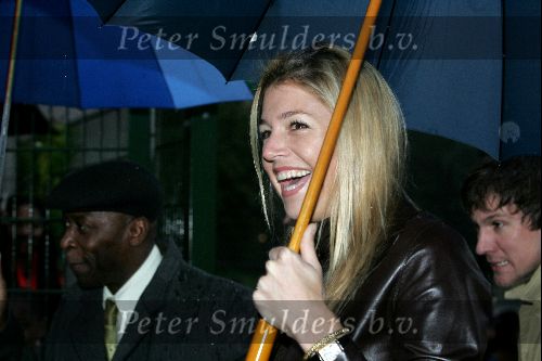 Amsterdam 18 oktober 2004
Prinses Maxima bij Continental Sports in Amsterdam. Maxima onder paraplu
