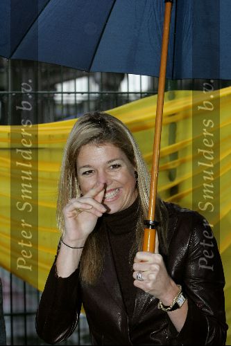 Amsterdam 18 oktober 2004
Prinses Maxima bij Continental Sports in Amsterdam. Maxima onder paraplu